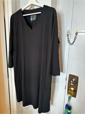 Light Bare UV Protectant Black Long-Sleeve V-Neck Tunic Dress with pockets